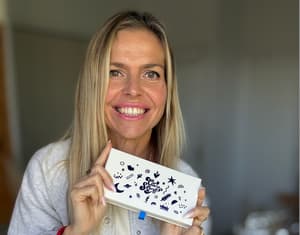 Une femme tenant une boîte dans sa main.