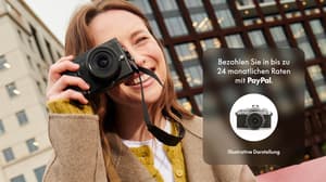 Person hält eine Kamera. Daneben wird eine Einblendung mit Ratenzahlung von bis zu 24 Monaten über PayPal angezeigt