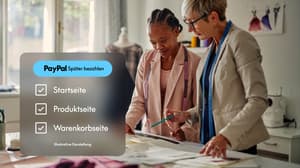Zwei Personen arbeiten gemeinsam in einem Atelier. Eine Grafik zeigt, dass „PayPal Später bezahlen“ auf der Start-, Produkt- und Warenkorbseite eingebunden werden kann