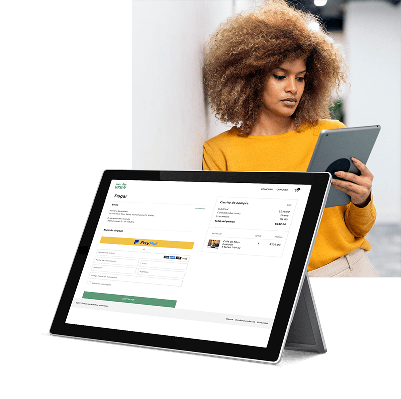 Una mujer utiliza su tablet para realizar una compra en línea con PayPal