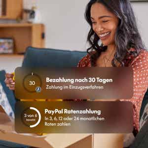 Frau, die ein gelbes Hemd auspackt, mit einer Ratenzahlung als Overlay
