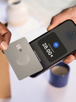 Klant betaalt door zijn kaart tegen de telefoon van een verkoper te tikken.
