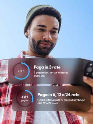 Persona che guarda il suo telefono con la sovrapposizione 'Paga in 3'