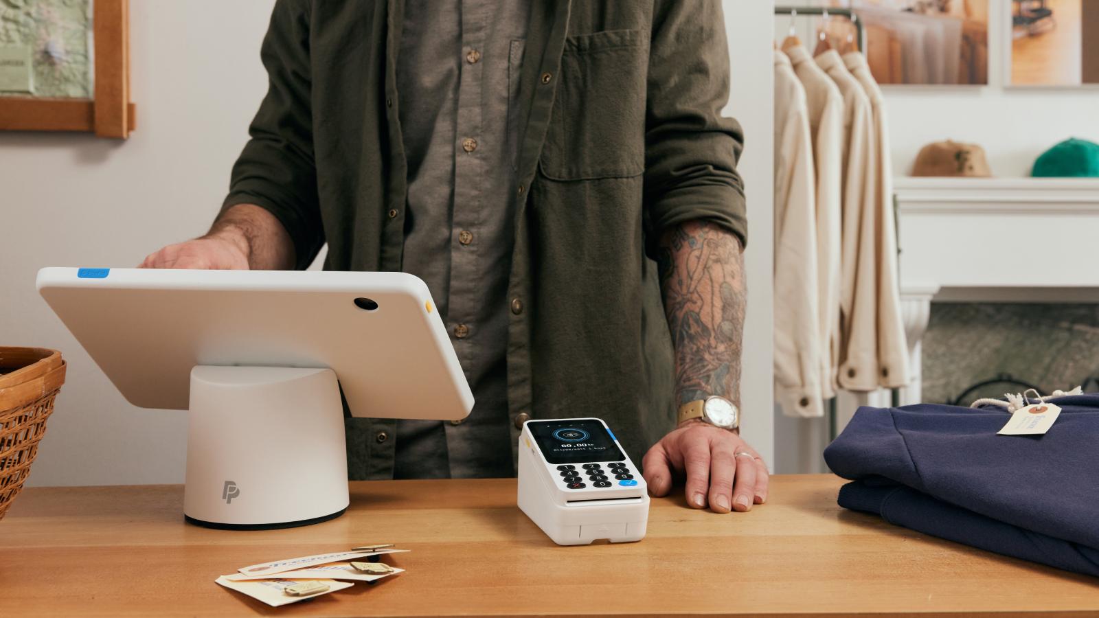 Imagen del lector de PayPal en un entorno comercial